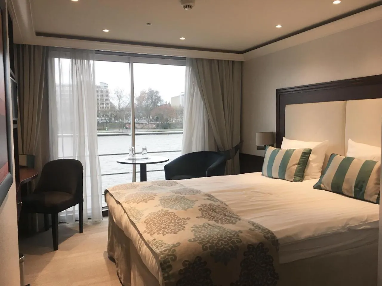Select Ms Charles Dickens - Frankfurt Hotel Frankfurt am Main Botel